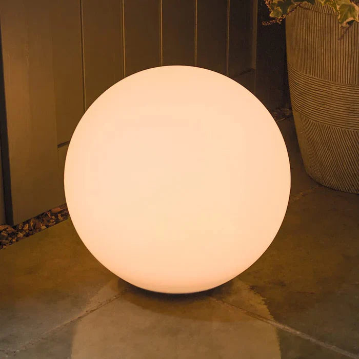 Leuchtende LED-Kugellampe, warmweiß, für Gartenbeleuchtung, energiesparend, modern.