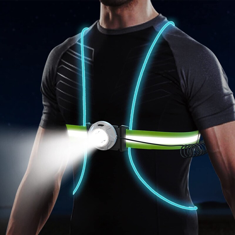Mann mit LED-Laufweste, reflektierend, schwarz-grün, Nachtlauf, Sicherheitsausrüstung.