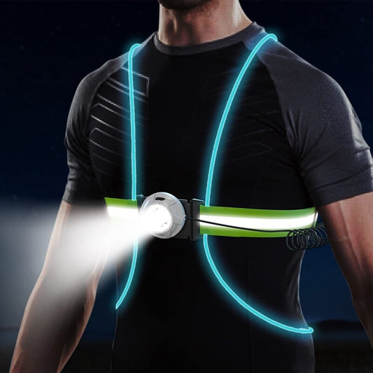 Mann mit LED-Laufweste, reflektierend, schwarz-grün, Nachtlauf, Sicherheitsausrüstung.