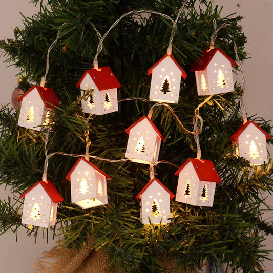 Weihnachtsbaum mit Lichterkette, rote und weiße Häuschen, festliche Dekoration, LED-Beleuchtung