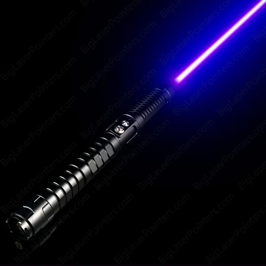 Schwarzer Laserschwertgriff mit blauem Lichtstrahl, futuristisches Design, Metalloptik.