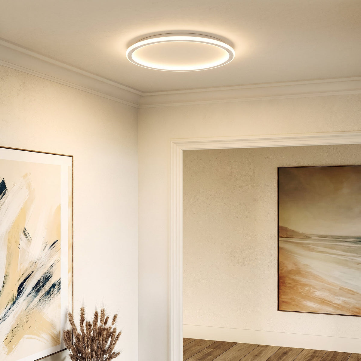 Flache Ringleuchte an der Decke eines Flurs mit Stuckleisten, Gemälden und getrockneten Gräsern. 3