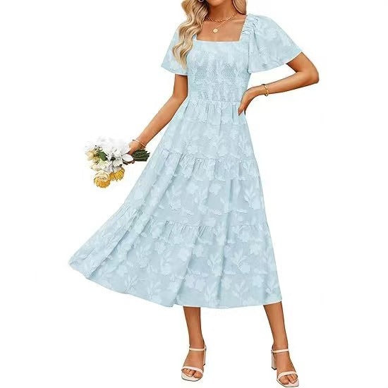 Hellblaues Kleid mit strukturiertem Blumenmuster, getragen von einer Frau mit Blumenstrauß, Hand an der Hüfte 6