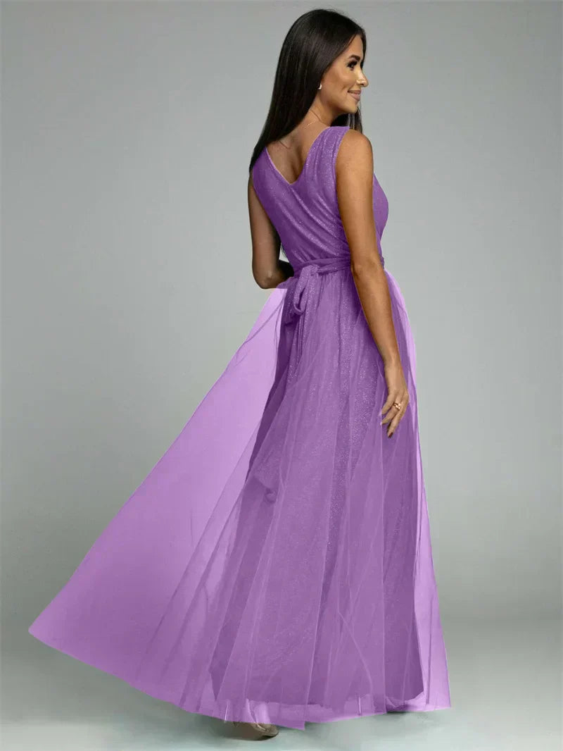 Frau in langem, lila Abendkleid aus Tüll, ärmellos, elegantes Design, Rückansicht.