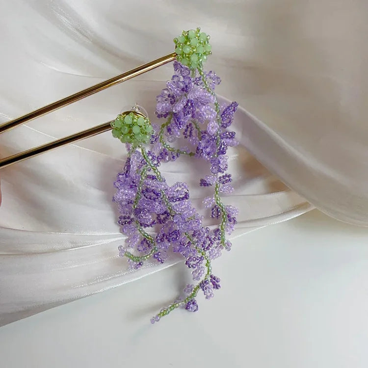Lila Ohrringe mit Blumenmuster, handgefertigt, Perlen, eleganter Schmuck, Geschenkideen.