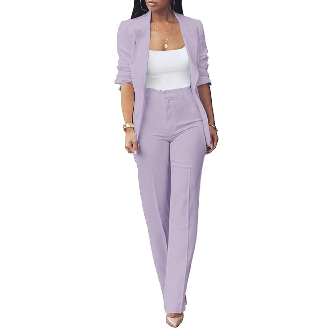 Frau in lila Anzug mit weißem Top, Businessmode, eleganter Damenanzug, Bürooutfit.