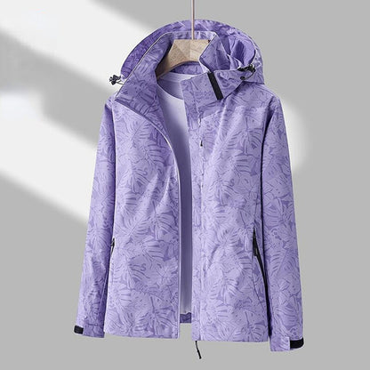 Lila Damenjacke mit Kapuze, florales Muster, wasserabweisend, Outdoor-Bekleidung.