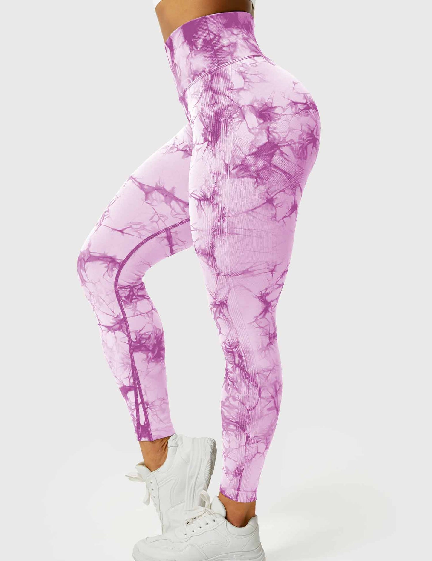 Frau in lila Batik-Leggings, hohe Taille, sportlich, bequem, modisch, seitliche Ansicht.