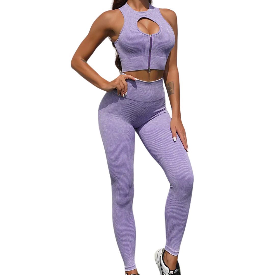 Frau in lila Sportbekleidung, ärmelloses Top mit Reißverschluss, Leggings, Fitnessmode.