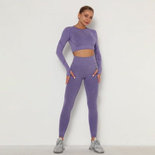 Frau in lila nahtlosem Sport-Set, Langarm-Crop-Top und Leggings, Fitnessmode.