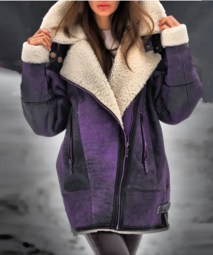Frau in lila Lammfelljacke mit weißem Kragen, Wintermode, stilvoll, warm, Outdoor-Bekleidung.