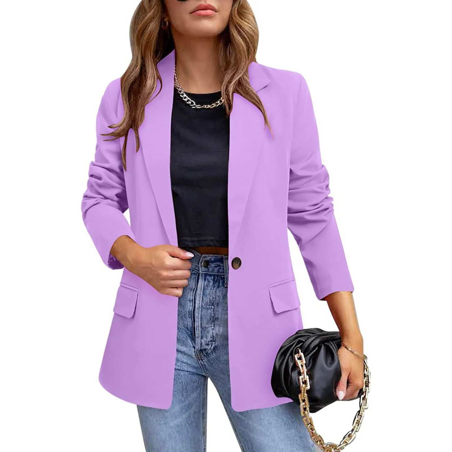 Frau in lila Blazer, schwarze Tasche, Jeans; modische Damenbekleidung, eleganter Look.