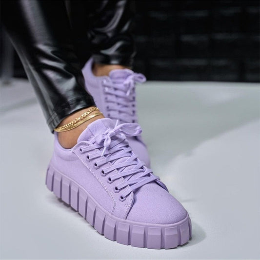 Lila Sneaker Damen, Plateau, Schnürung, modisch, bequem, Freizeitschuh, Lederhose, Trend.