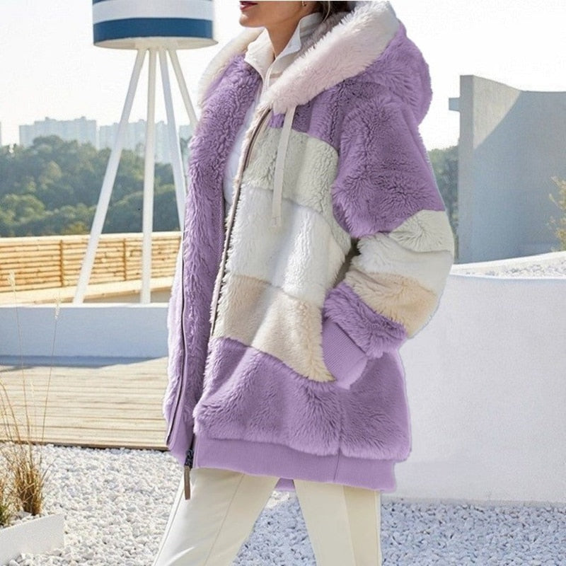 Flauschige lila Damenjacke mit Kapuze, gestreift, Wintermode, warm, gemütlich, Outdoor.