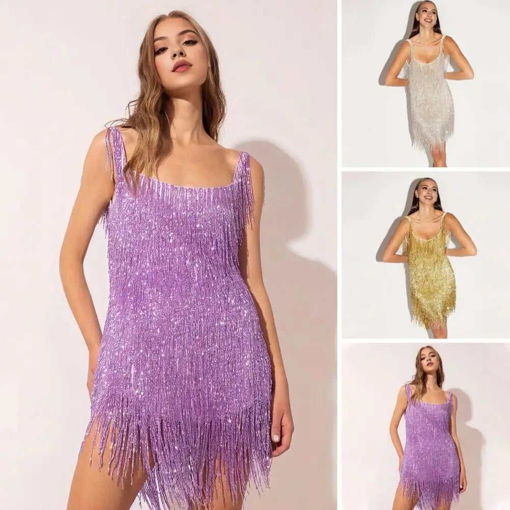 Frau in lila Mini-Kleid mit Fransen, ärmellos, elegantes Partykleid, quadratischer Ausschnitt.
