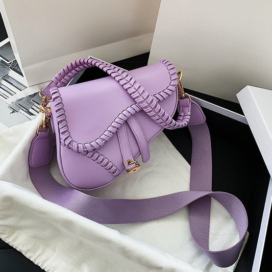 Lila Umhängetasche aus Leder mit geflochtenem Rand, modisches Accessoire für Damen.