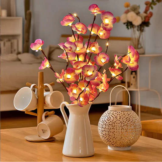 Leuchtende rosa Orchideen in weißer Vase, dekorative LED-Blumen, Wohnzimmer-Dekoration.