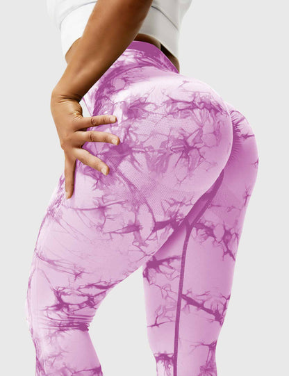Frau in lila Batik-Leggings, Sportbekleidung, elastisch, figurbetont, Fitnessmode.