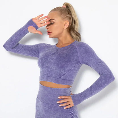 Frau in lila nahtlosem Sport-Set, Langarm-Oberteil, Fitnessmode, athletische Kleidung.