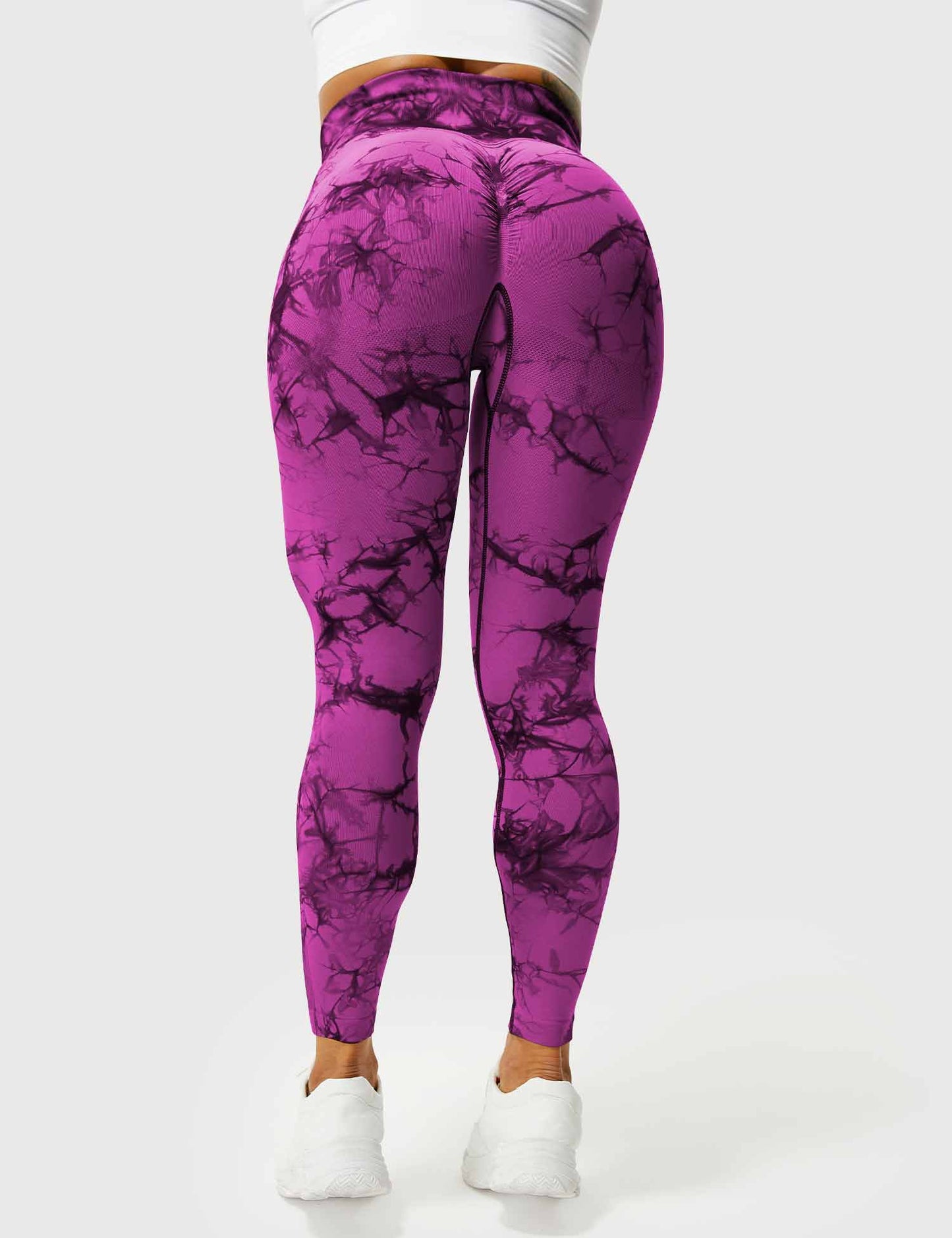 Frau in lila-pinken Leggings mit Marmormuster, Sportbekleidung, Rückansicht.