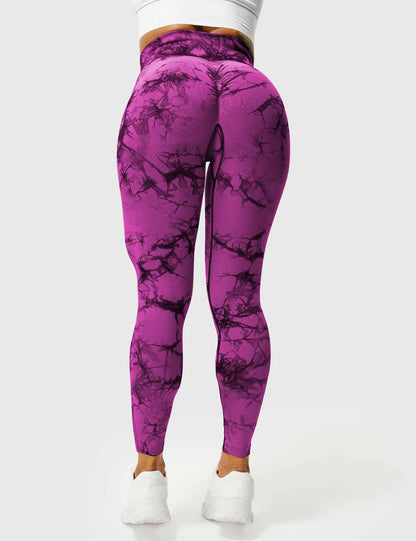 Frau in lila-pinken Leggings mit Marmormuster, Sportbekleidung, Rückansicht.
