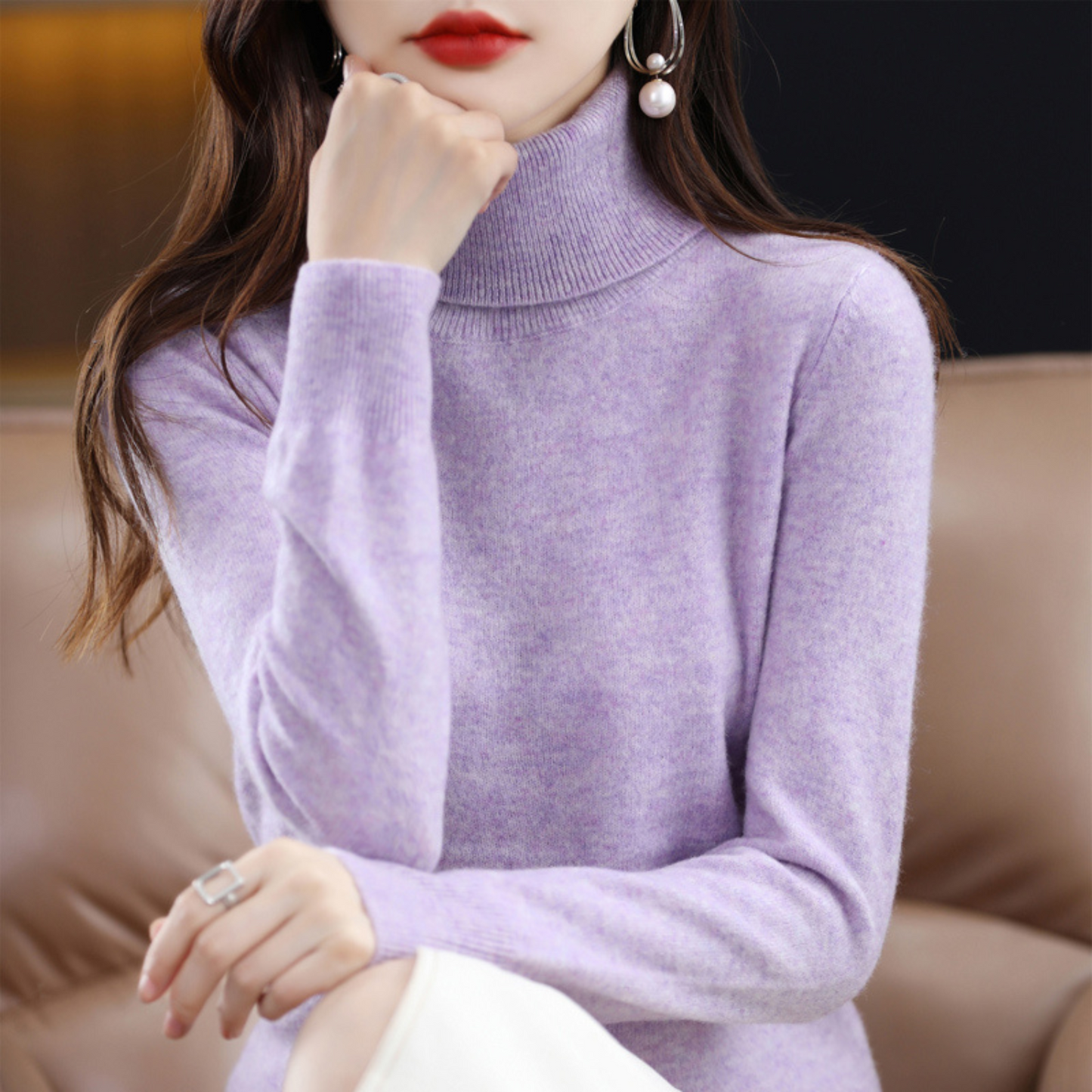 Frau in lila Rollkragenpullover, elegante Ohrringe, modisches Herbstoutfit, Nahaufnahme.