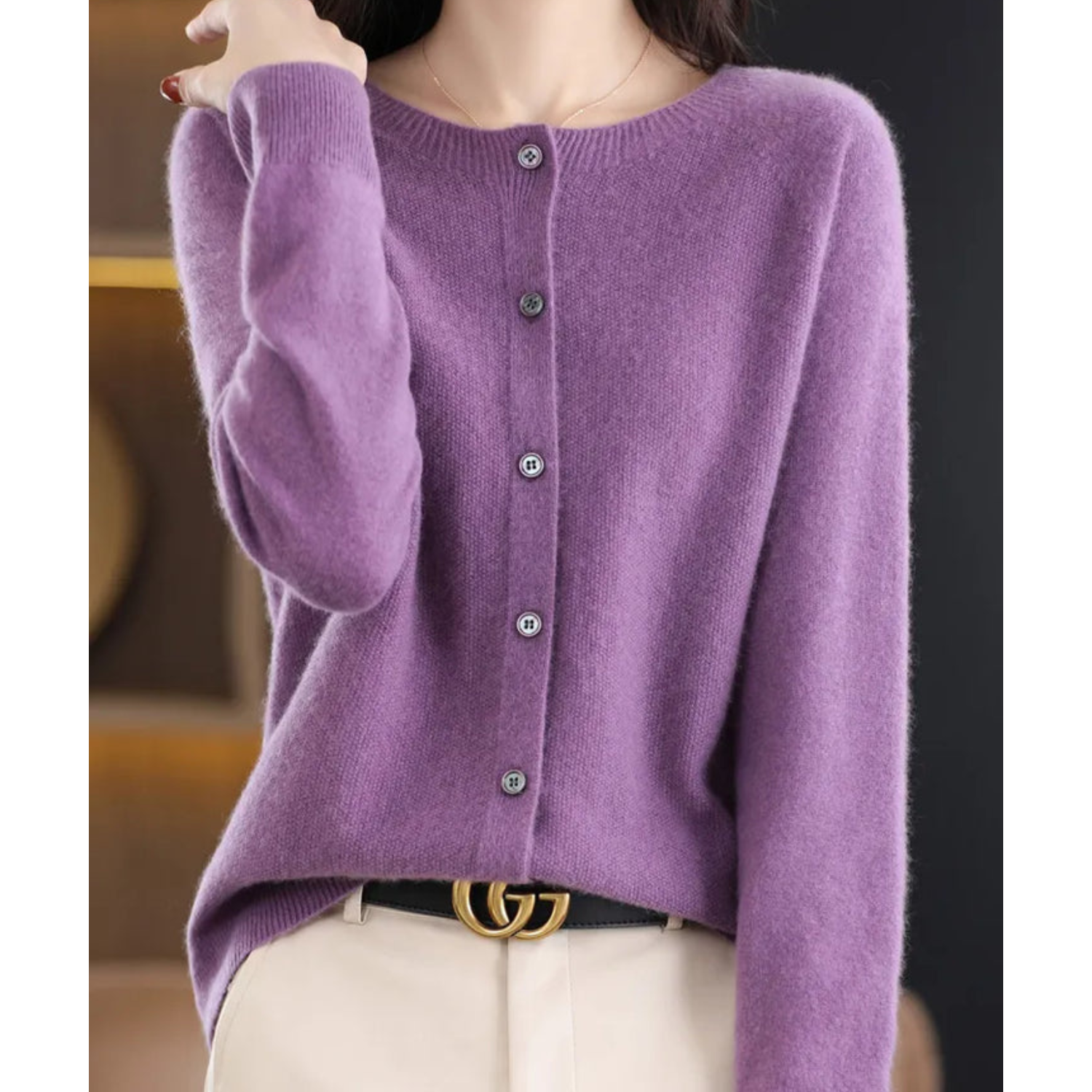 Damen Strickjacke lila, Knöpfe, weiches Material, modisch, Herbstmode, eleganter Look.