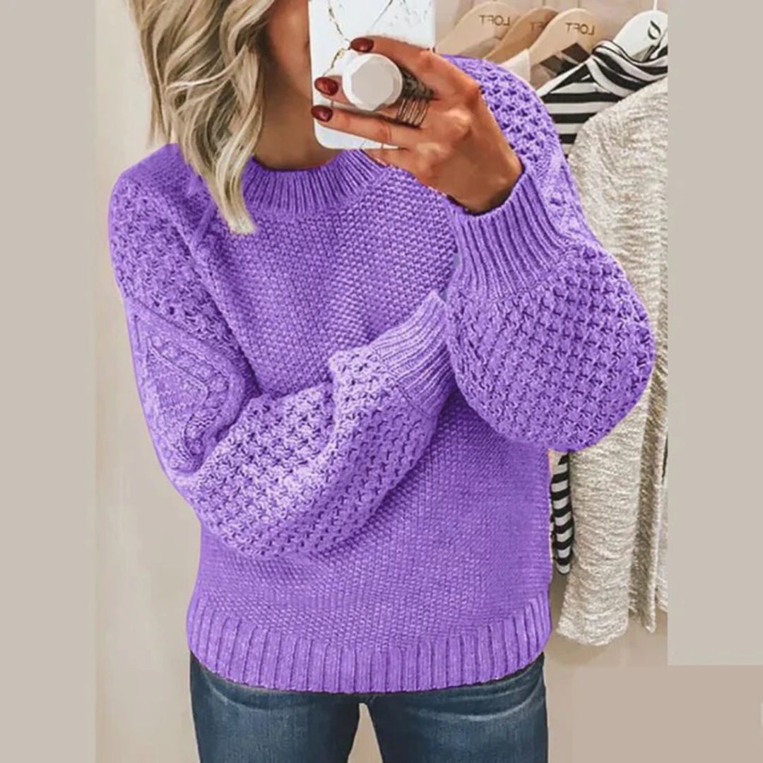 Frau in lila Strickpullover, Zopfmuster, lässig, modisch, Damenmode, Herbstkleidung.