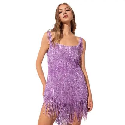 Frau in lila ärmellosem Mini-Kleid mit Fransen, elegantes Partykleid, quadratischer Ausschnitt.