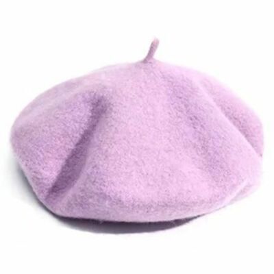 Lila Wollbarett, modisches Accessoire, weiches Material, stilvoller Kopfschmuck für Damen.