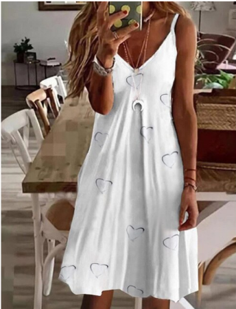 Frau in weißem Sommerkleid mit Herzmuster, V-Ausschnitt, ärmellos, lässig, modisch.