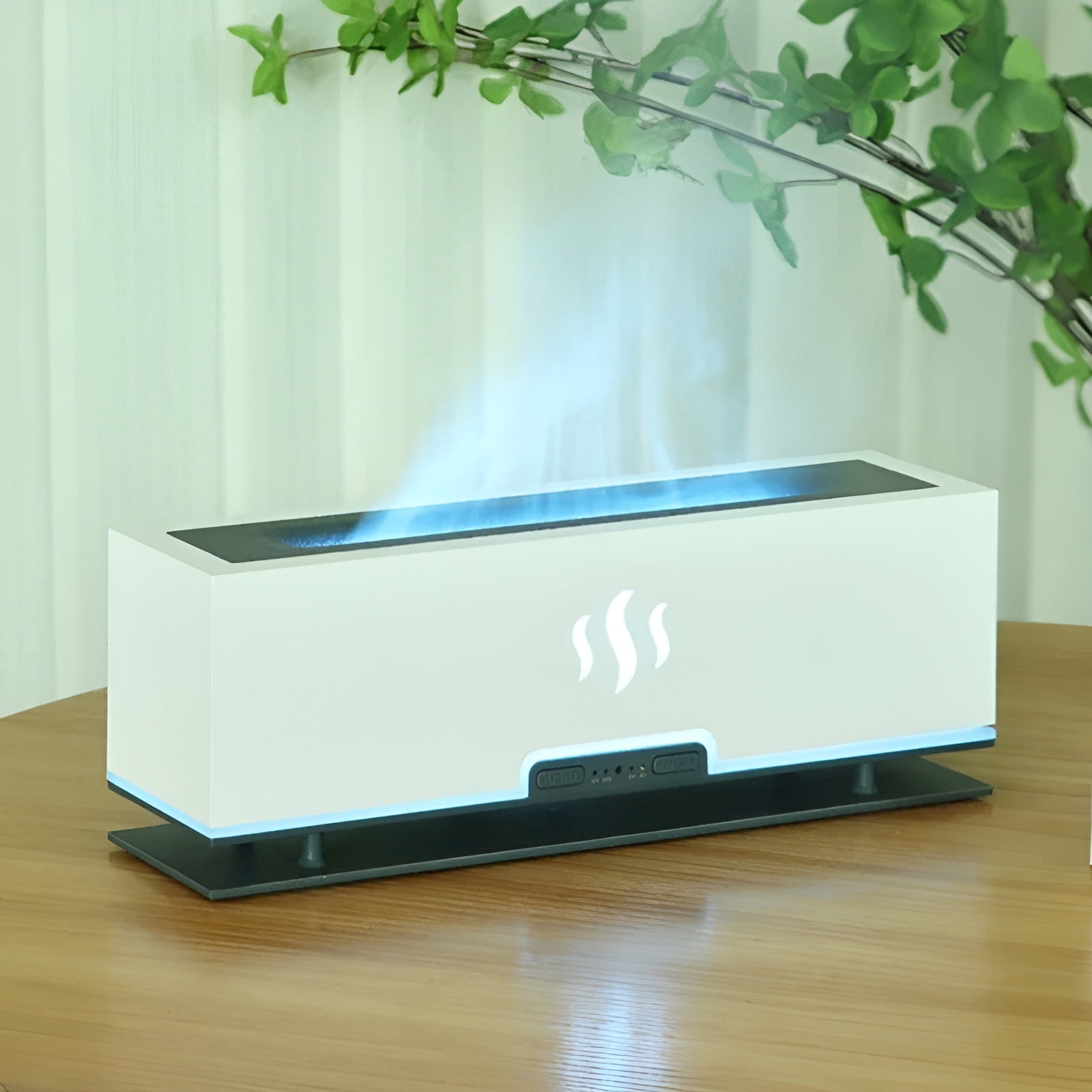 Weißer Luftbefeuchter mit LED-Licht auf Holztisch, modernes Design, Pflanzen im Hintergrund.