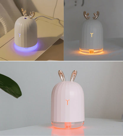 Weißer Luftbefeuchter mit goldenen Rentiergeweihen, LED-Licht, USB-betrieben, modernes Design.