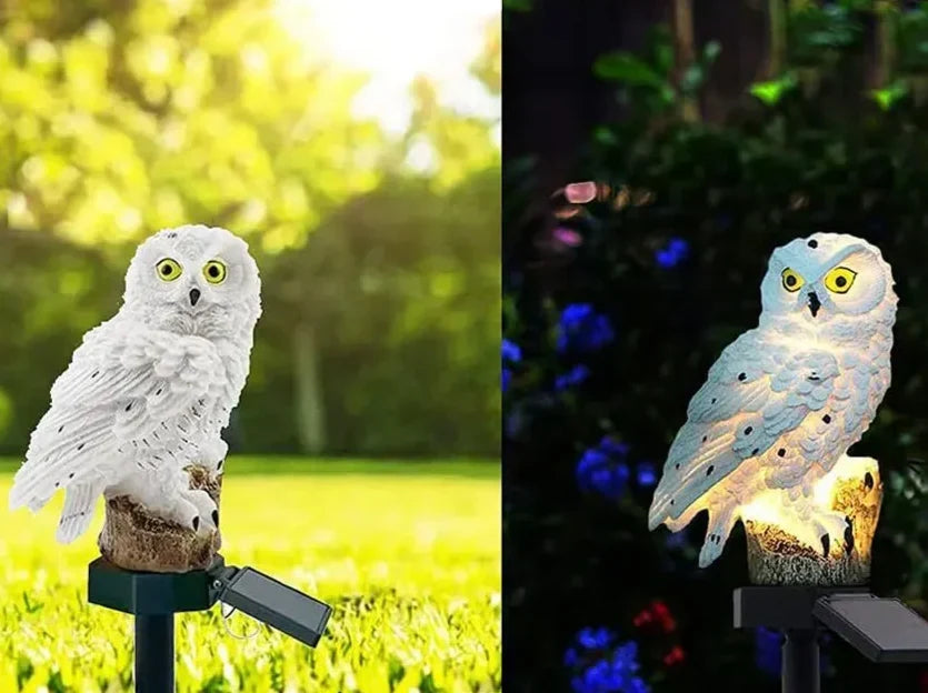 Zweigeteilte Ansicht: links die weiße Eule tagsüber auf einer Wiese, rechts nachts leuchtend vor blauen Blumen. 9