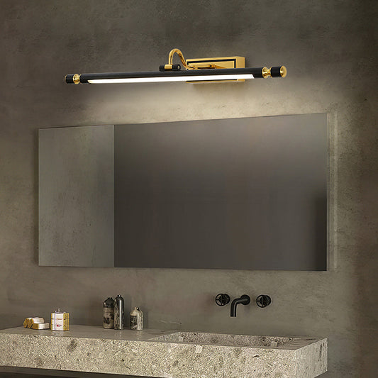 Luxuriöse goldene Spiegelleuchte über modernem Badezimmer-Spiegel auf grauer Wand.