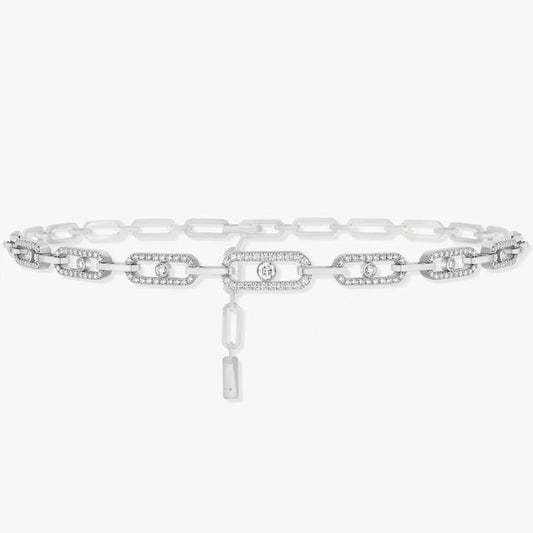 Luxuriöse silberne Halskette, mehrgliedrig, mit funkelnden Kristallen, elegantes Schmuckdesign.