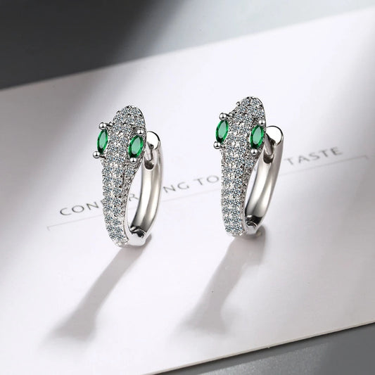 Luxuriöse U-förmige Silberohrringe mit Zirkonia-Schlangenmotiv und grünen Steinen für Damen.