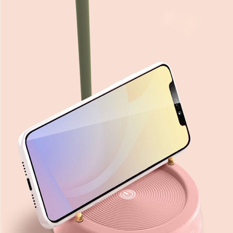 Smartphone auf kabelloser Ladestation, rosa, modernes Design, Qi-kompatibel, vertikaler Standfuß.