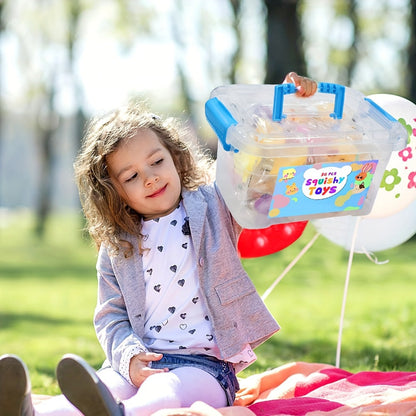 Mädchen mit durchsichtiger Spielzeugbox, Herzmuster-Shirt, im Park, bunte Luftballons.