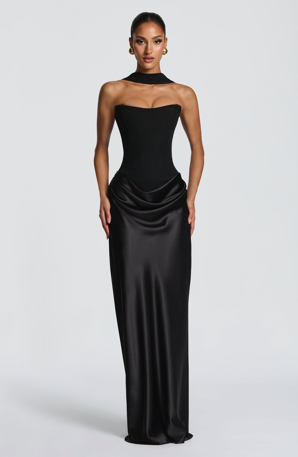 Schwarzes Korsettkleid mit Satinrock, Frontansicht, mit schwarzem Stoffband um den Hals 20