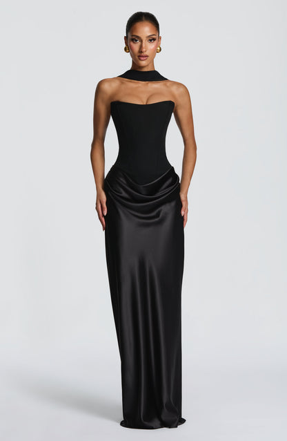 Schwarzes Korsettkleid mit Satinrock, Frontansicht, mit schwarzem Stoffband um den Hals 20