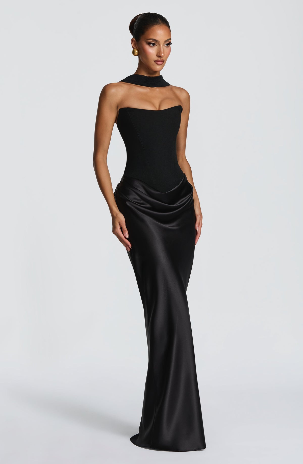Schwarzes Kleid mit Korsagenoberteil und hohem Samtkragen, Dreiviertelansicht an einem Model im Studio 21