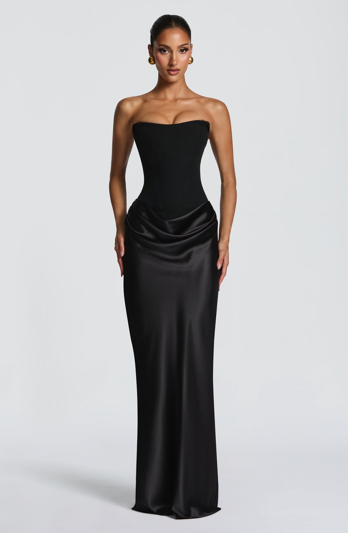 Schwarzes Kleid ohne Träger in Frontansicht, Korsage und drapierter Satinrock, Model mit goldenen Ohrringen 23
