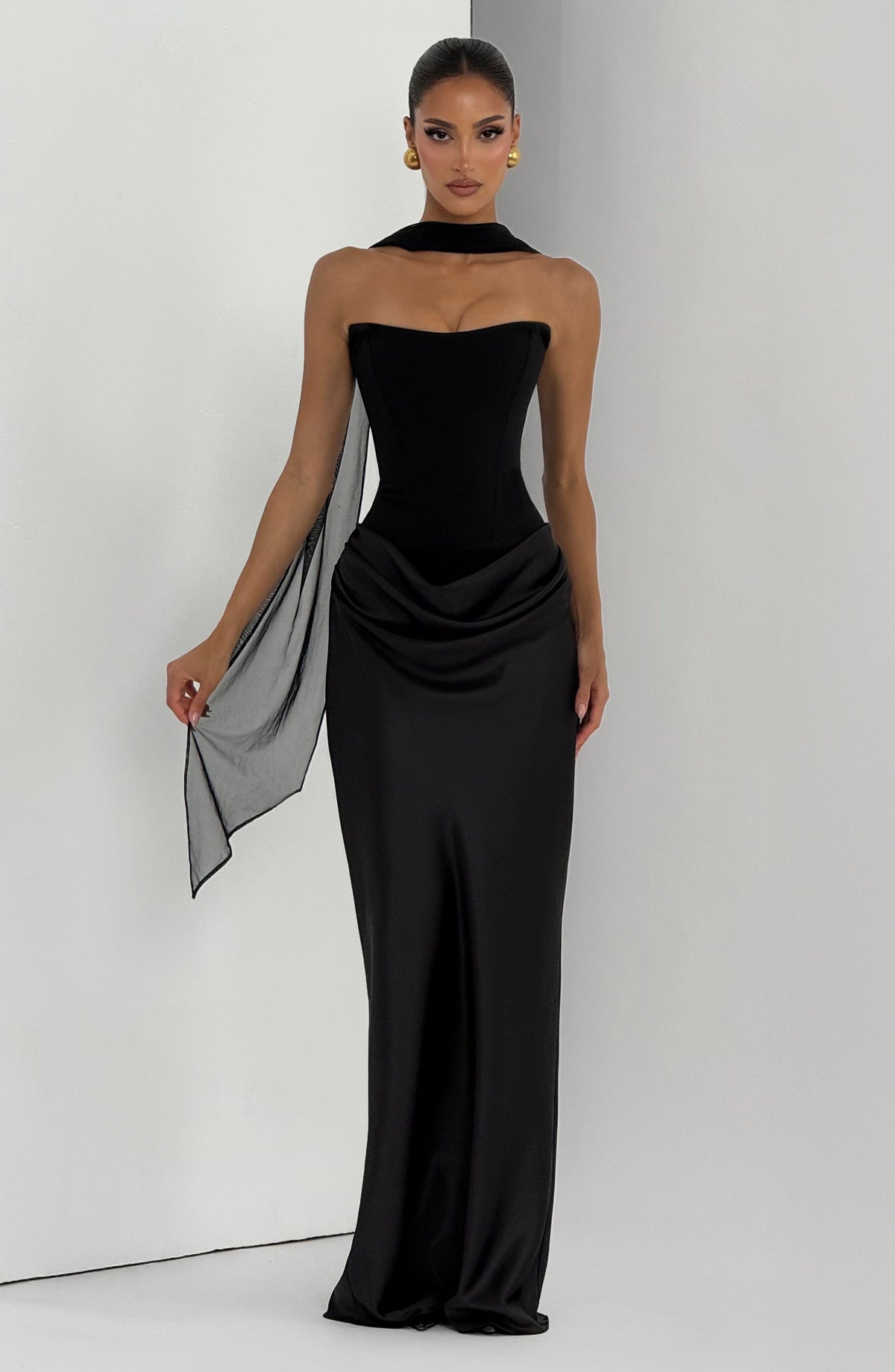 Schwarzes Kleid mit durchsichtigem Schal über einer Schulter, das Model hält das Schalende in der Hand 27