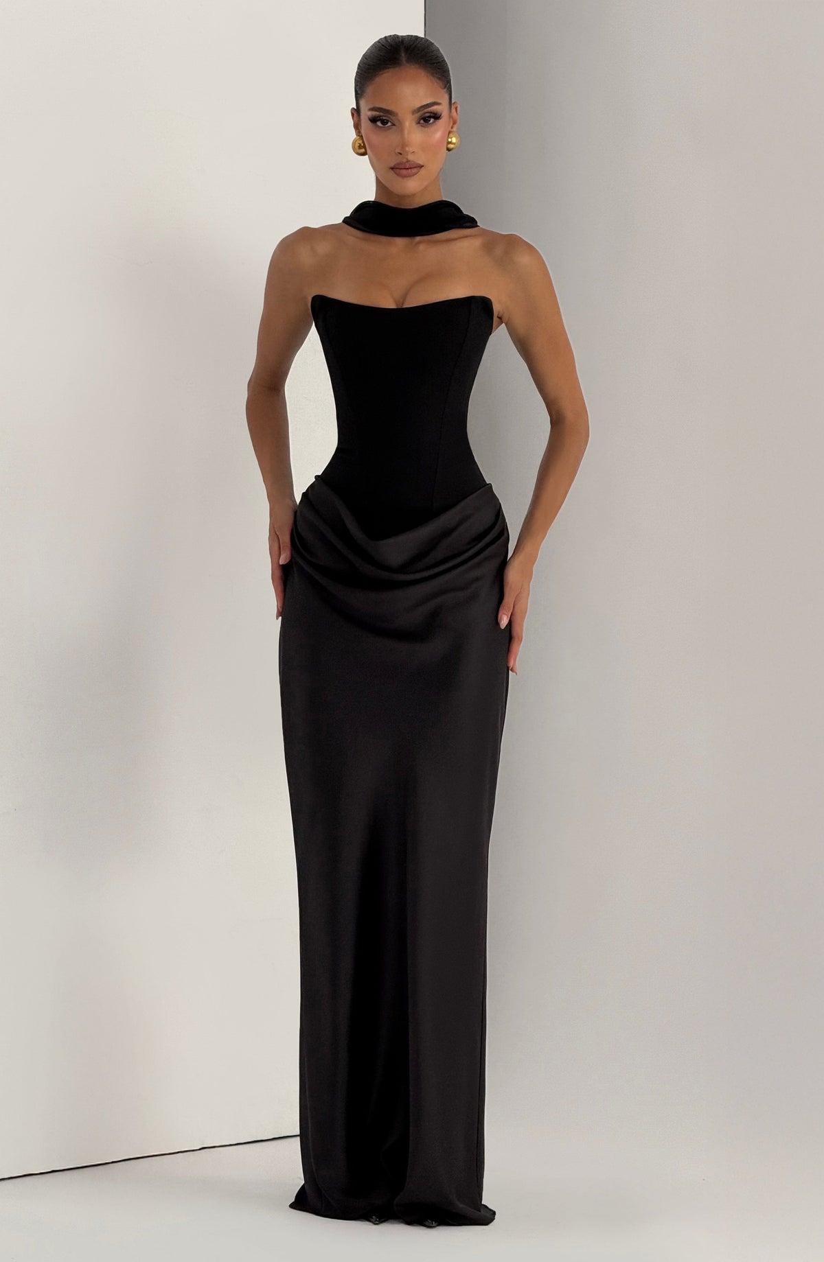 Schwarzes Kleid mit Samtkragen um den Hals, Frontansicht vor hellem Hintergrund mit Schattenwand 26