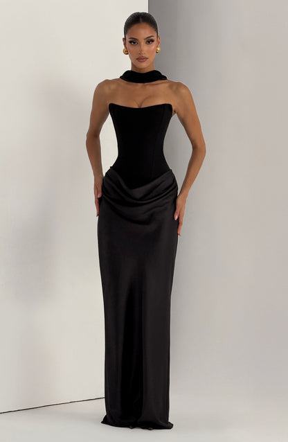 Schwarzes Kleid mit Samtkragen um den Hals, Frontansicht vor hellem Hintergrund mit Schattenwand 26