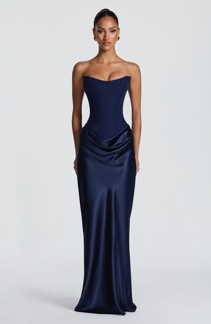 Model trägt das marineblaue trägerlose Korsettkleid mit langem Satinrock in der Frontansicht 42