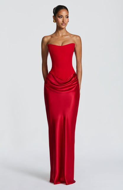 Rotes Maxikleid frontal fotografiert, Korsettoberteil, drapierter Rockansatz und gerader Satinrock 18