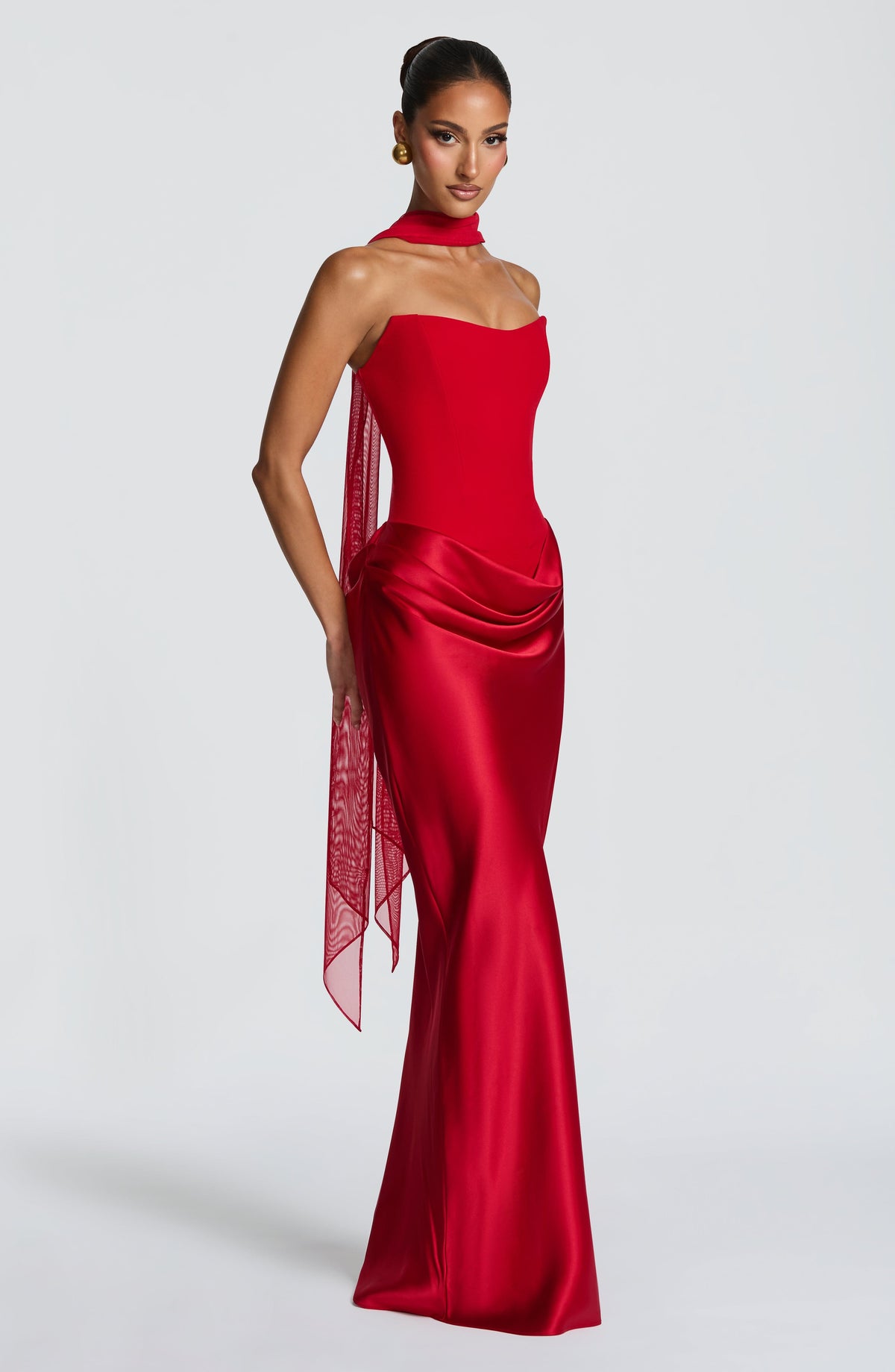 Rotes Kleid in Dreiviertelansicht mit transparentem Chiffonschal, der von Halsband und Schulter herabfällt 13