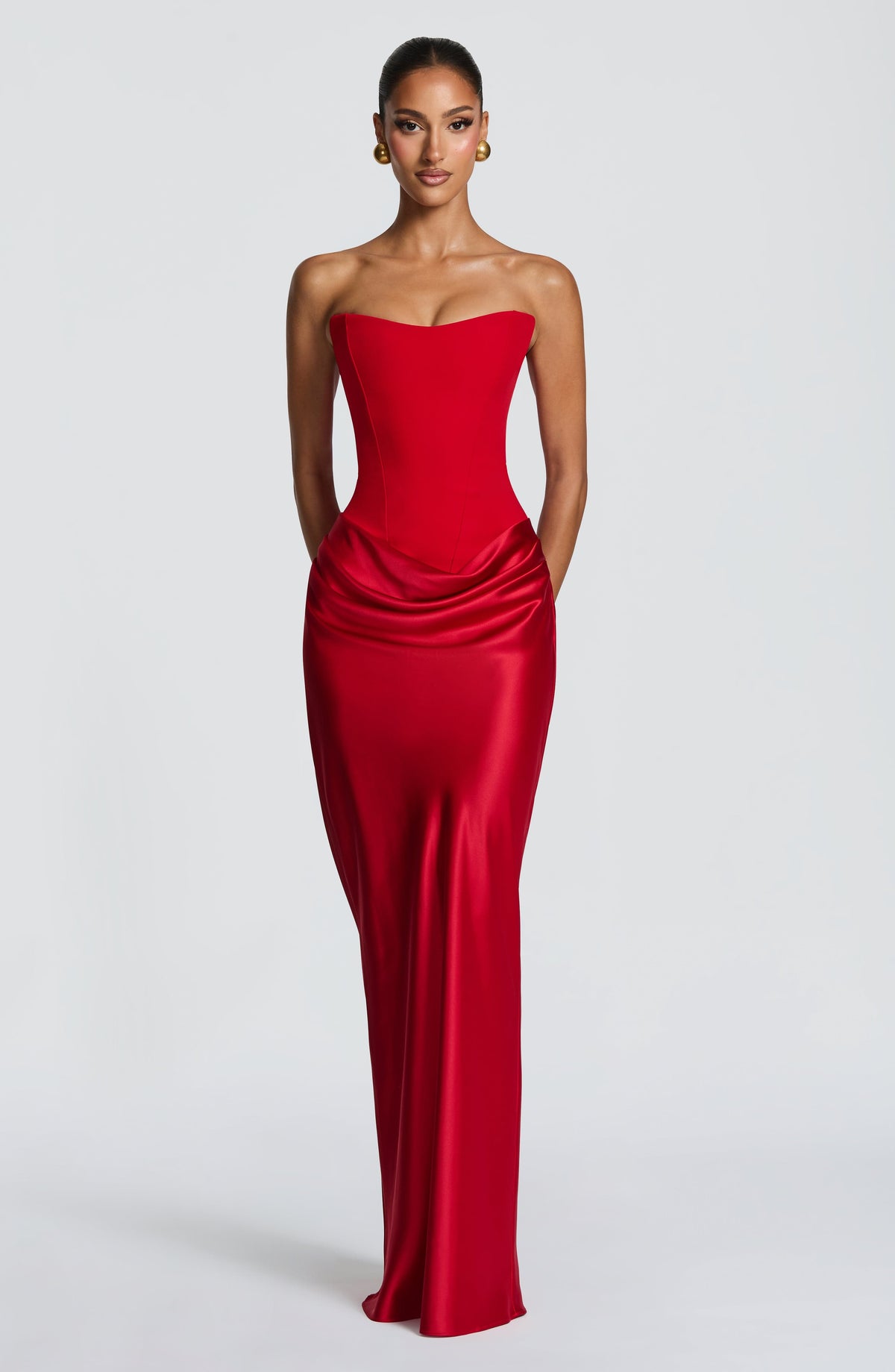 Rotes Korsettkleid frontal ohne Schal, Arme locker hinter dem Körper, Satinrock mit Wasserfalldrapierung 16